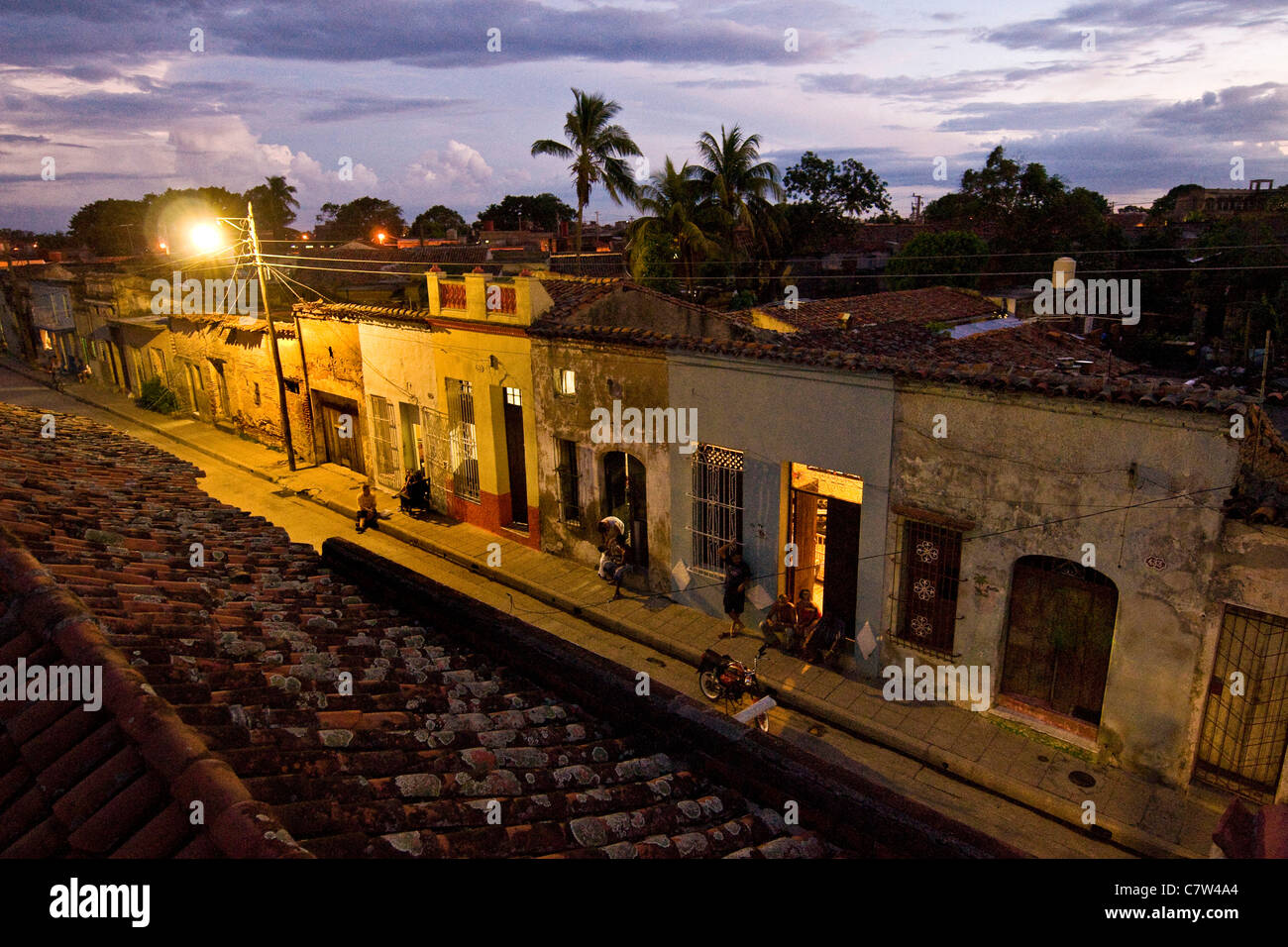 Cuba, Camaguey, scena urbana al crepuscolo Foto Stock