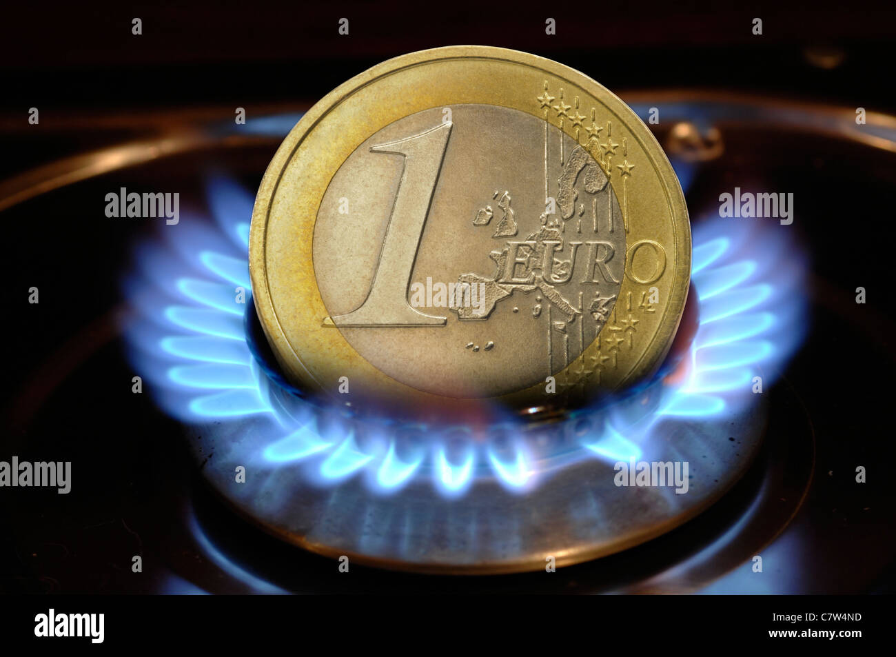 Euro in fiamma come simbolo per i costi di energia e di valuta euro crisi Foto Stock