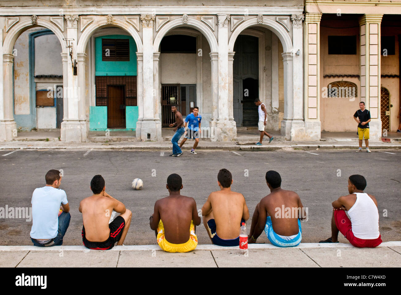 Cuba, La Habana,partita di calcio nel centro della città Foto Stock