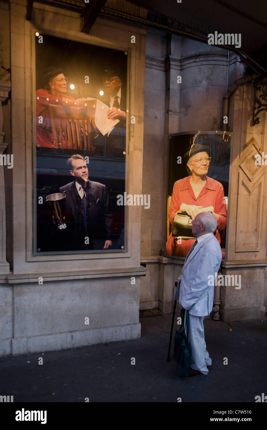 Uomo anziano al di fuori della Londra Wyndham's Theatre dove il gioco "l'influenza Miss Daisy' con Vanessa Redgrave è in riproduzione. Foto Stock