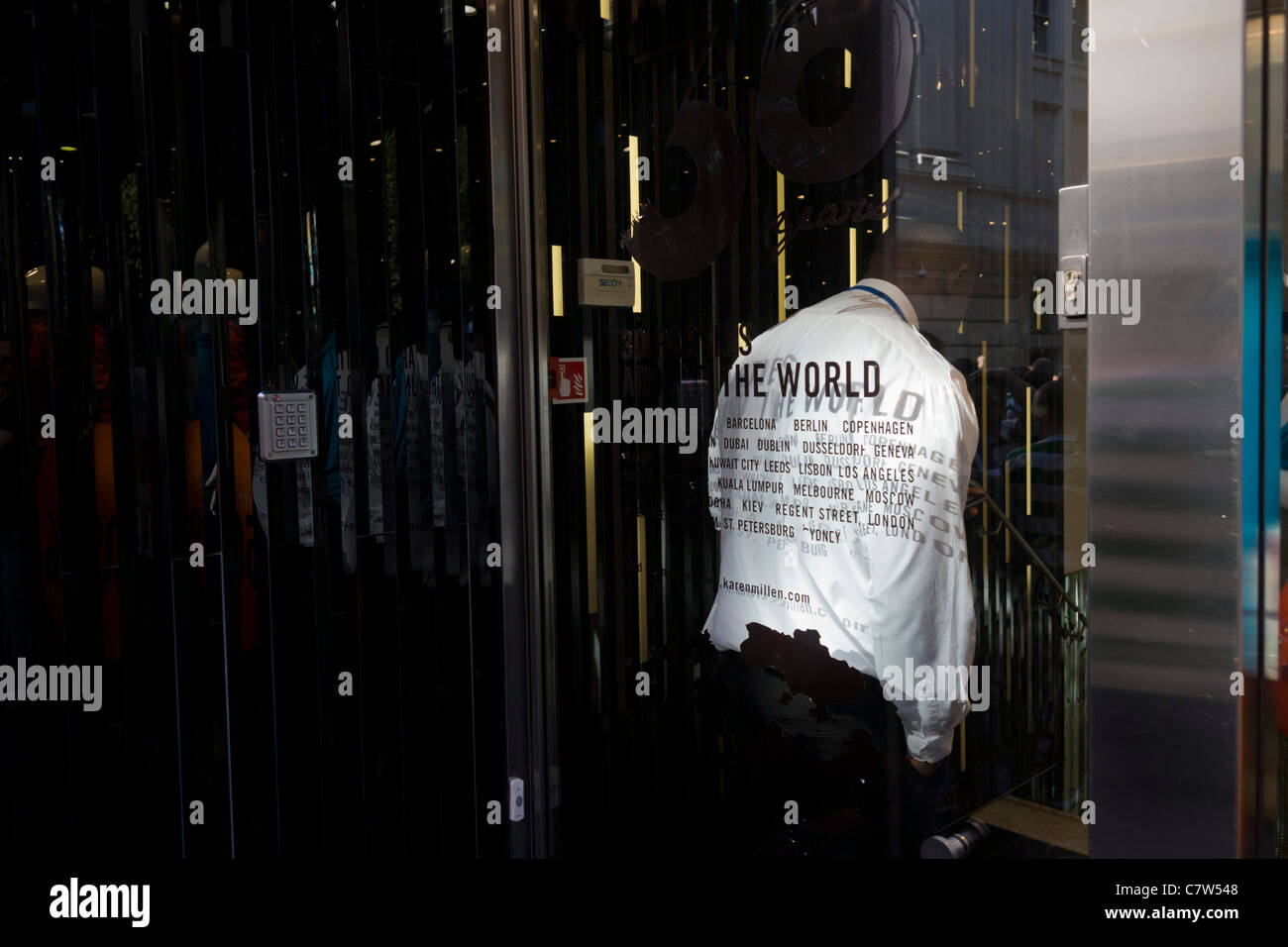 Una guardia di sicurezza si erge discretamente vicino all'uscita di un ramo dei capi di abbigliamento di marca Karen Millen nel centro di Londra. Foto Stock