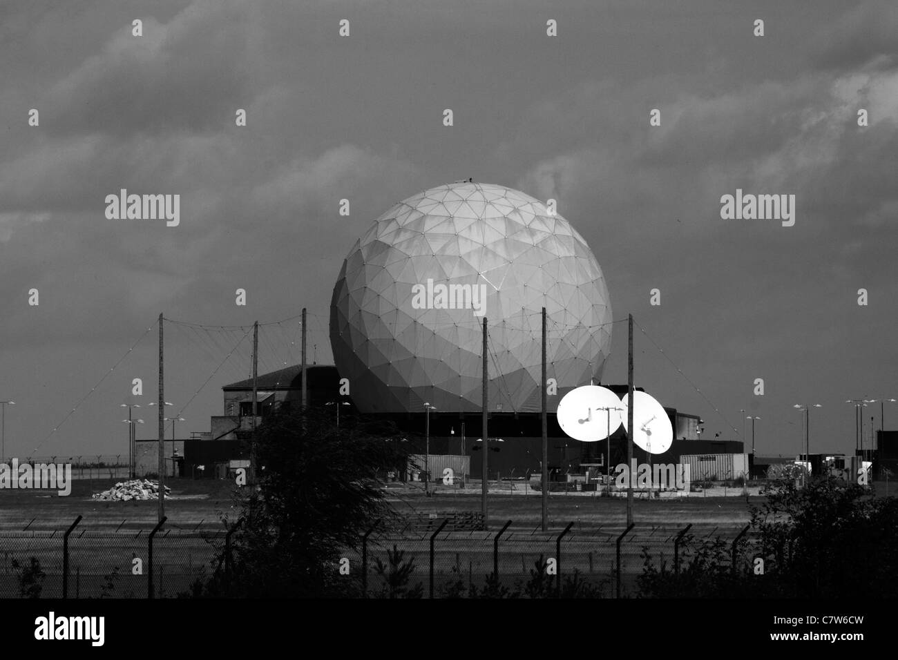 RAF Croughton cupole geodetiche su radar paesaggio scanner in Bianco e Nero Foto Stock