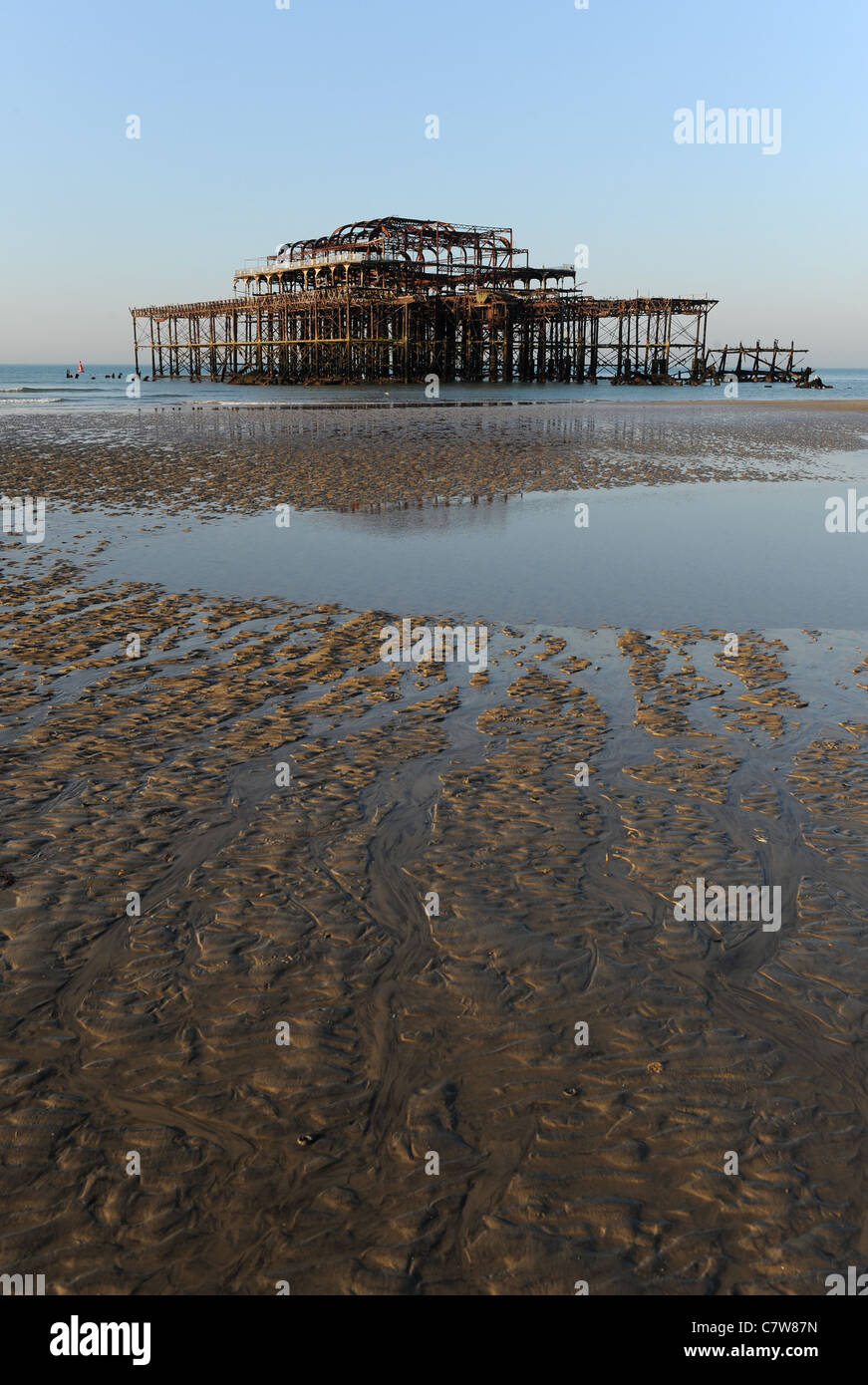 La spiaggia di Brighton e il Molo Ovest durante una molto bassa marea. Foto Stock