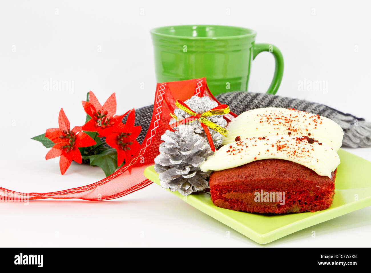 I dettagli di Natale collocato con mini-focacce di torta rossa del velluto, tessuto igienico e verde tazza da caffè. Foto Stock