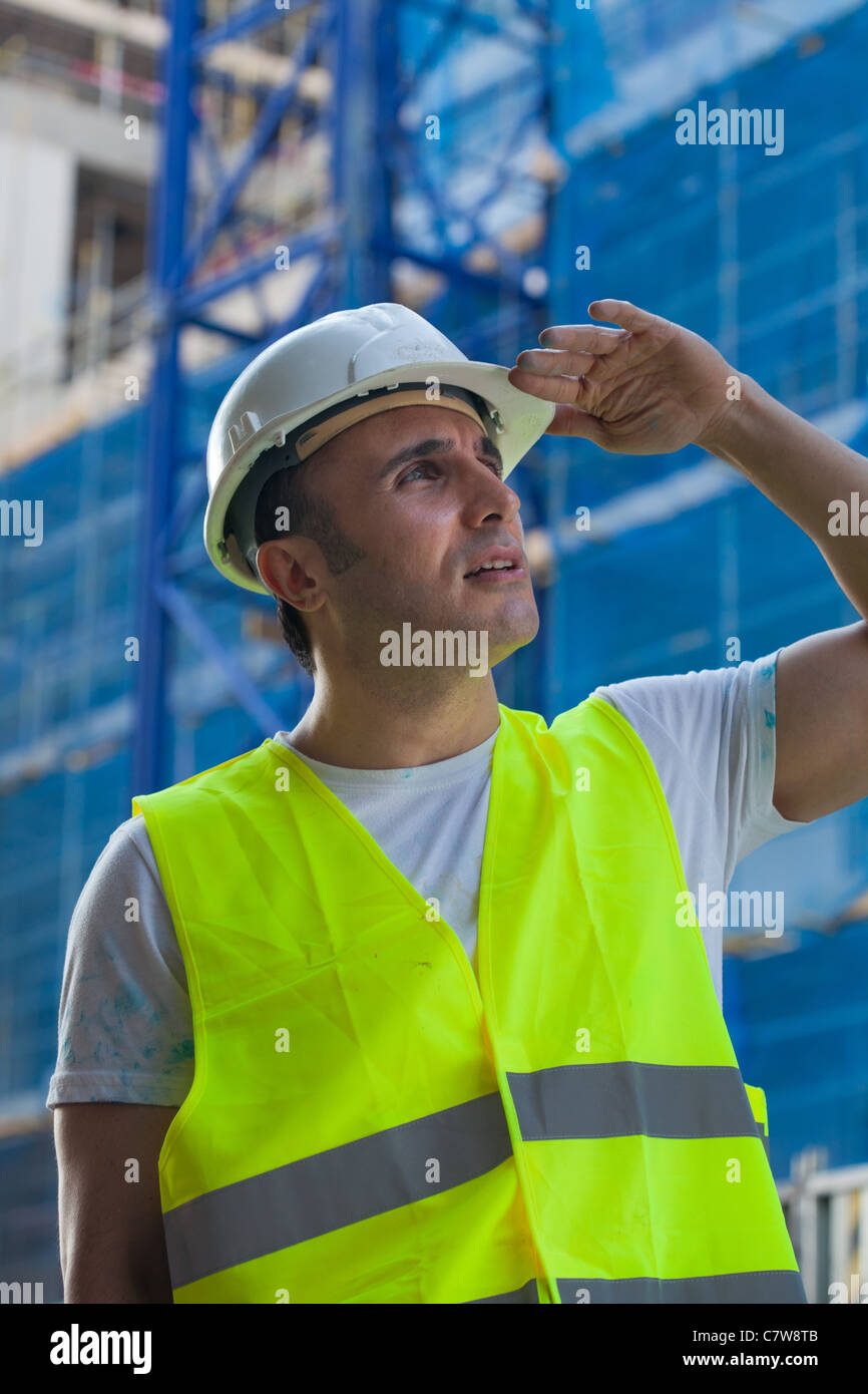 Un lavoratore su un sito in costruzione Foto Stock