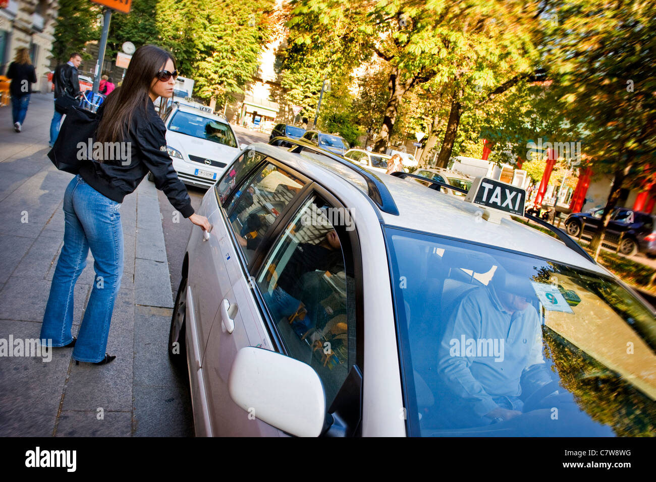 L'Italia, Lombrady, Milano, donna ad arrivare in taxi Foto Stock