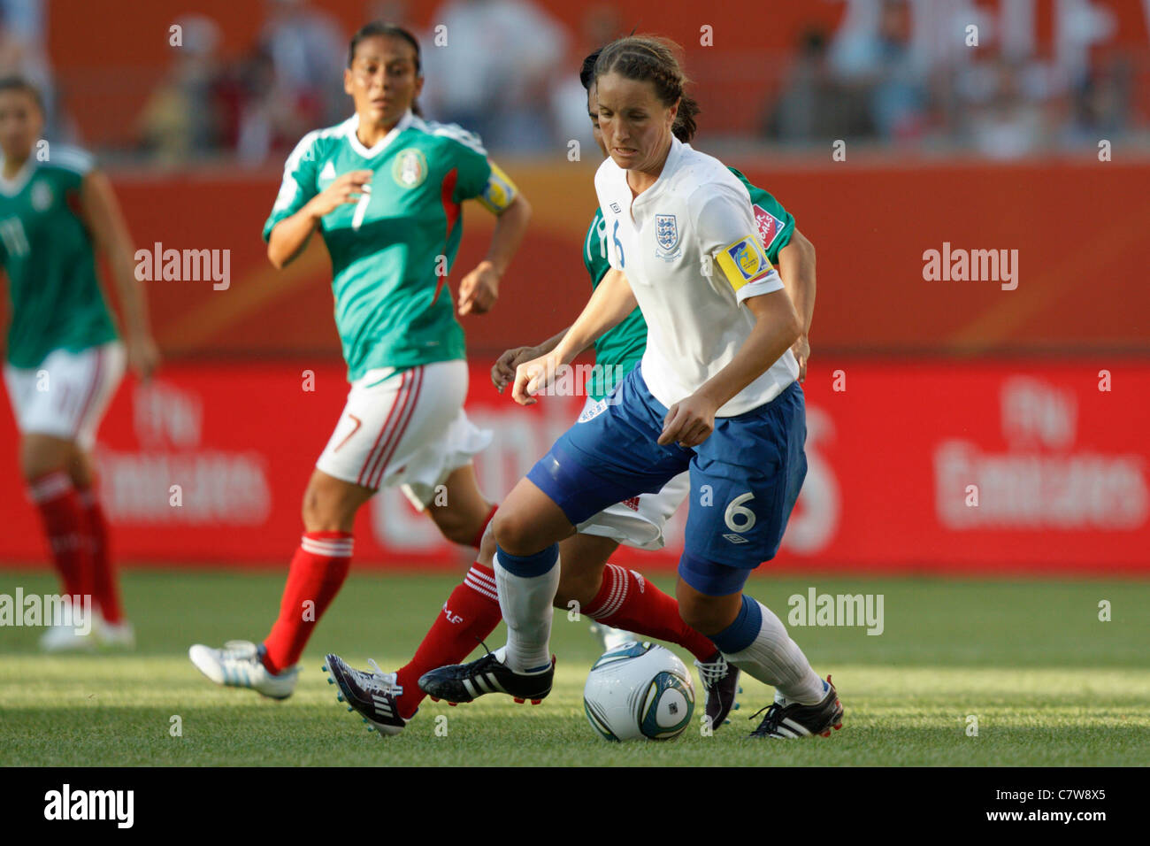 Casey Stone dell'Inghilterra (6) in azione durante una partita del gruppo B della Coppa del mondo femminile contro il Messico il 27 giugno 2011 all'Arena Im Allerpark di Wolfsburg, Germania. Solo per uso editoriale. Uso commerciale vietato. (Fotografia di Jonathan Paul Larsen / Diadem Images) Foto Stock