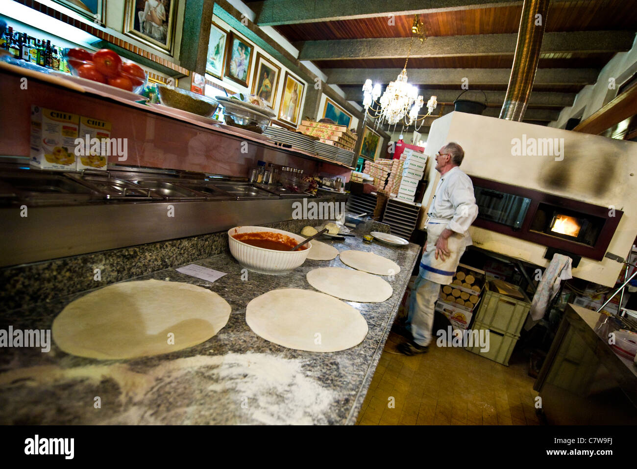 L'Italia, Pizza Chef al lavoro Foto Stock