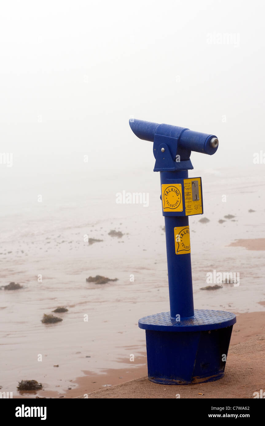 Telescopio parlante in Haar,foschia marina,Paignton,Devon,fuori stagione,spiaggia di Haar,foschia marina,Paignton,Devon,fuori stagione,meteorologia Foto Stock