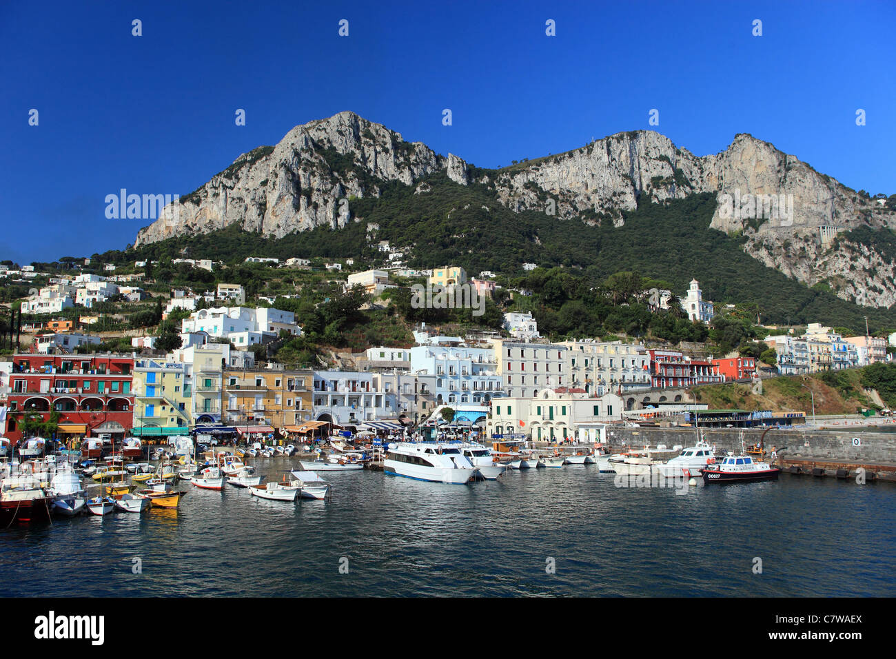 L'Italia, Campania, Capri, Marina Grande e il Monte Solaro Foto Stock