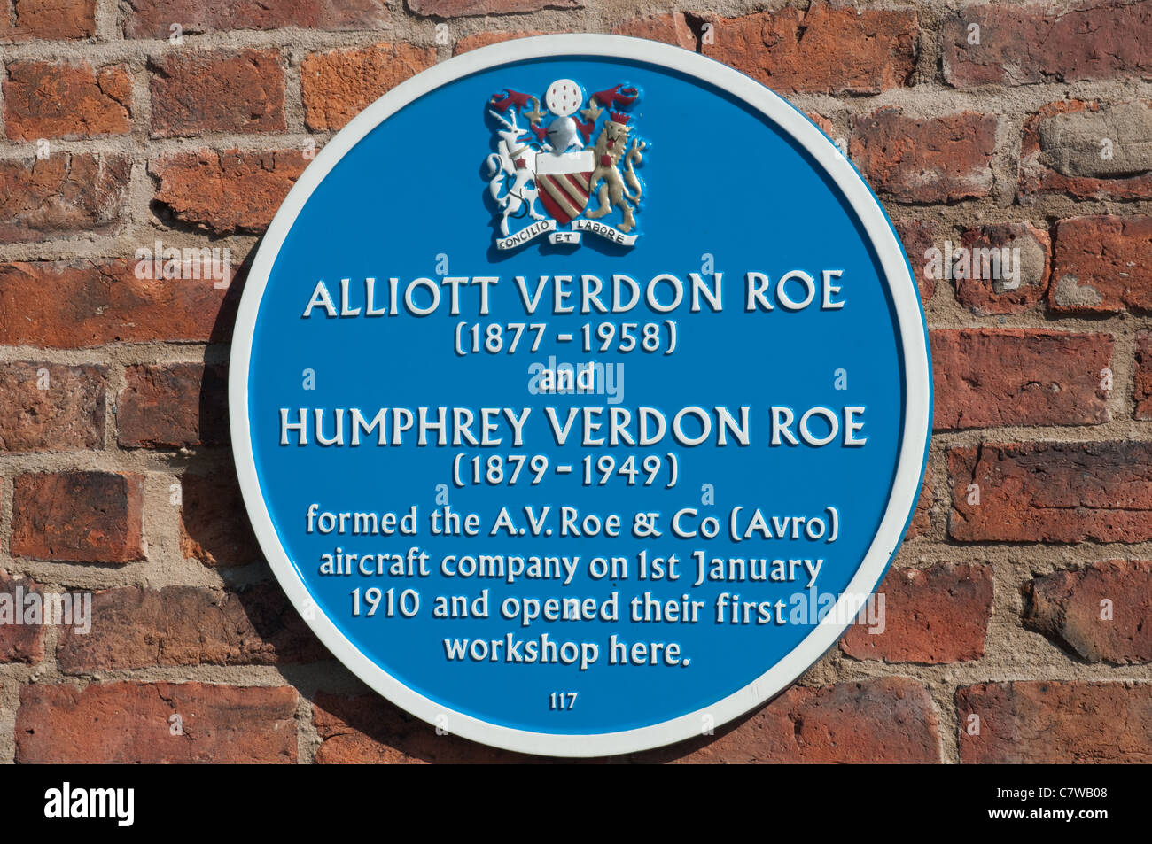 Targa blu su Brownsfield Mill, Manchester. Dove Alliott Verdon e Humphrey Verdon Roe formata l'Avro Aircraft Company. Foto Stock