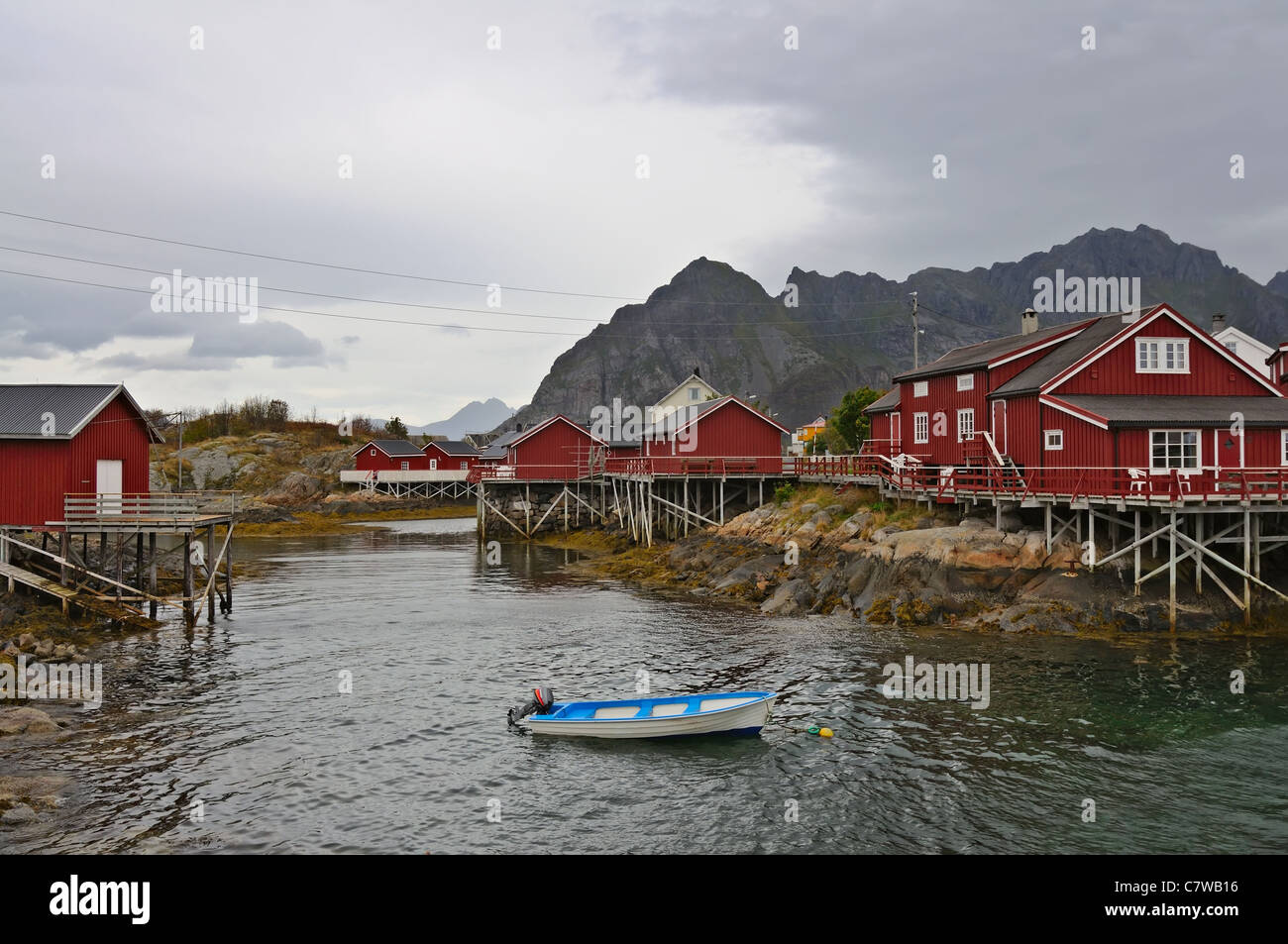 Tipici norvegesi capanne pesca 'rorbu' nel villaggio di Henningsvaer. Foto Stock