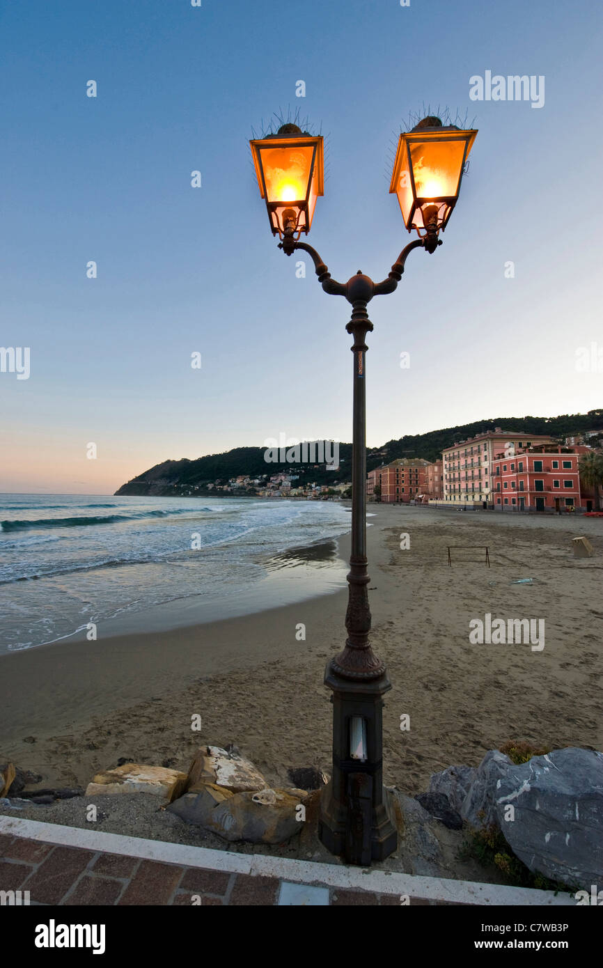 L'Italia, Liguria, Laigueglia, la spiaggia al tramonto Foto Stock