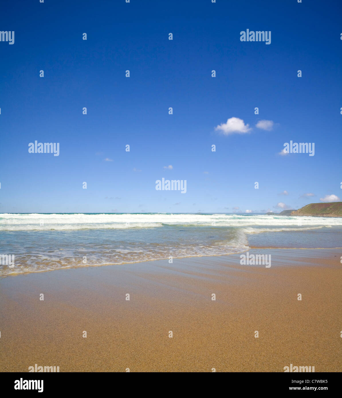 Una spiaggia di sabbia lavata da un dolce Atlantico in arrivo marea. Include lo spazio di copia. Foto Stock