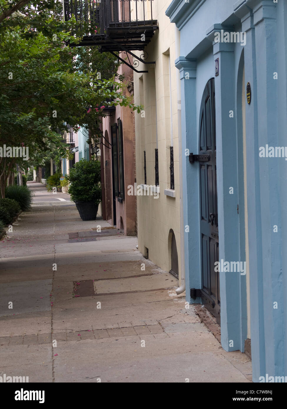 In stile Georgiano colorate case a schiera in fila Arcobaleno a Charleston, Carolina del Sud. Foto Stock