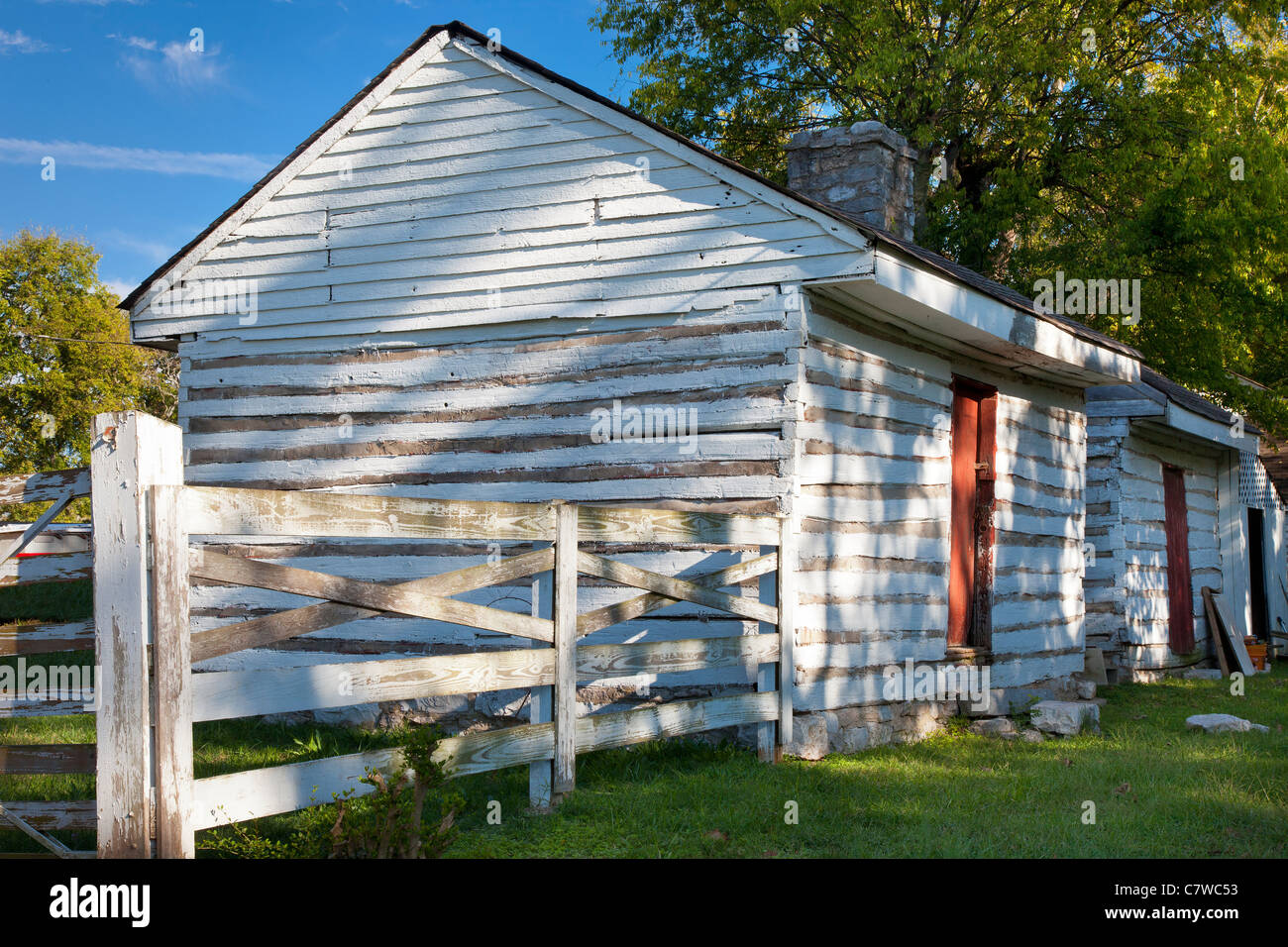 Bianco-lavato capanne slave su Southern Farm vicino a Franklin nel Tennessee USA Foto Stock