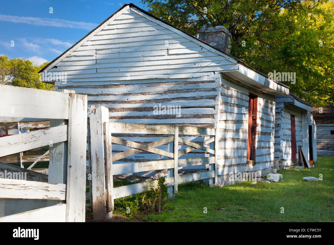 Bianco-lavato capanne slave su Southern Farm vicino a Franklin nel Tennessee USA Foto Stock