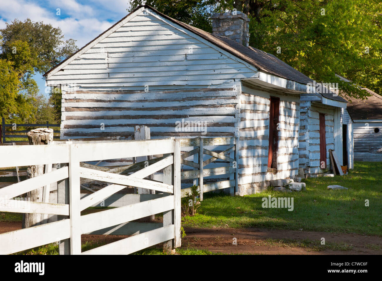 Bianco-lavato capanne slave sul XIX secolo southern farm vicino a Franklin nel Tennessee USA Foto Stock