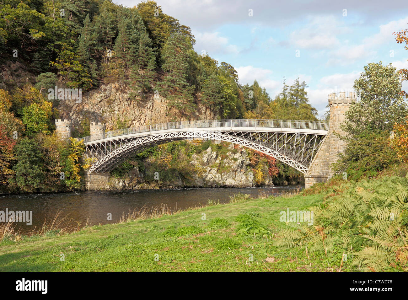Craigellachie Bridge visto da sud-ovest sulla banca del sud Foto Stock
