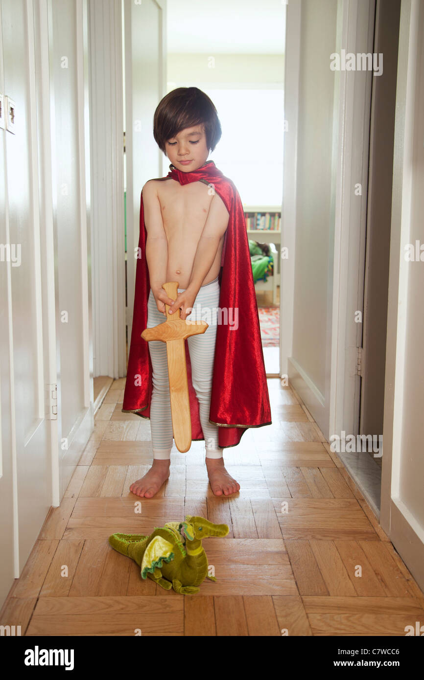 Little Boy vestito in costume da supereroe Foto Stock