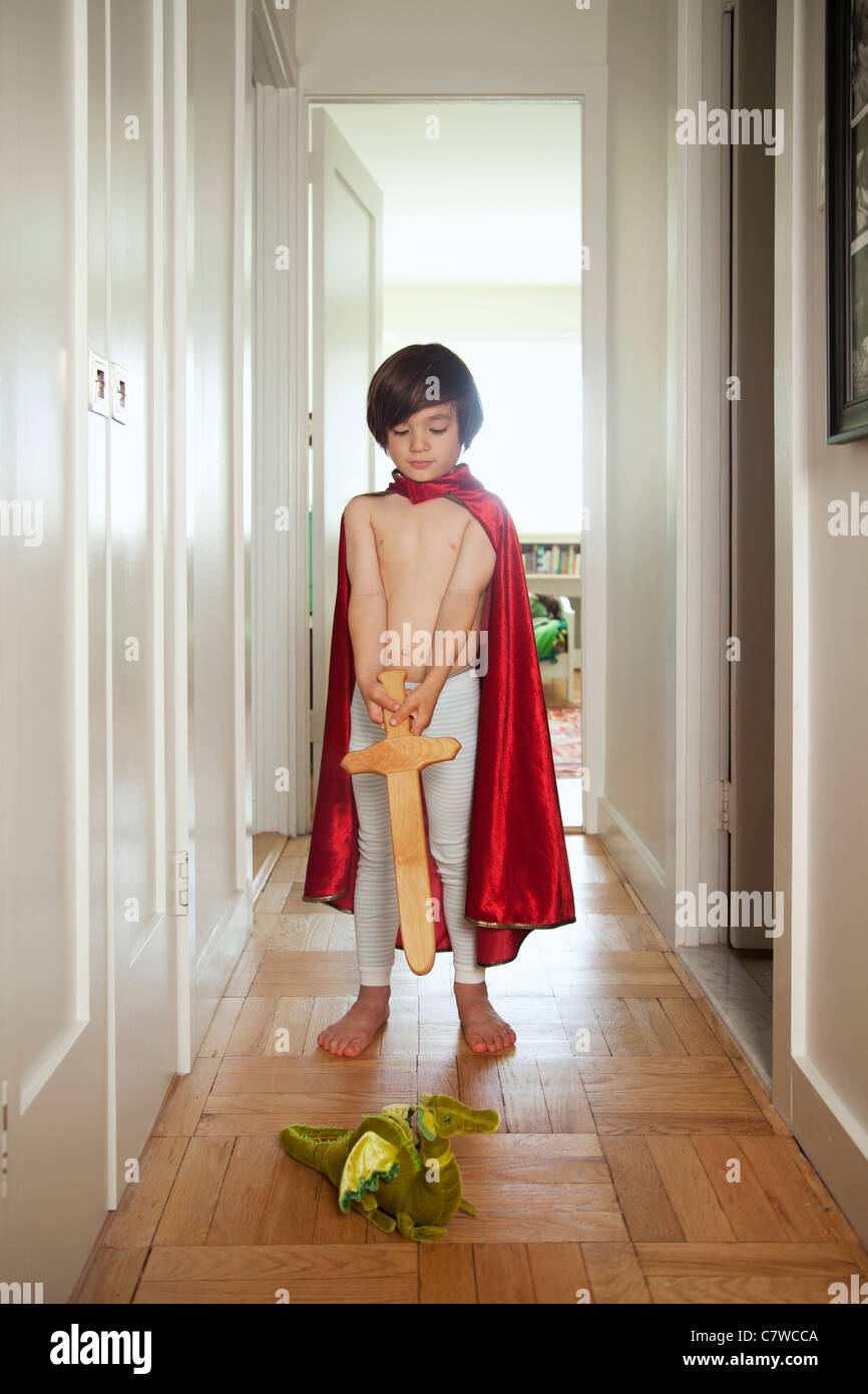 Little Boy vestito in costume da supereroe Foto Stock