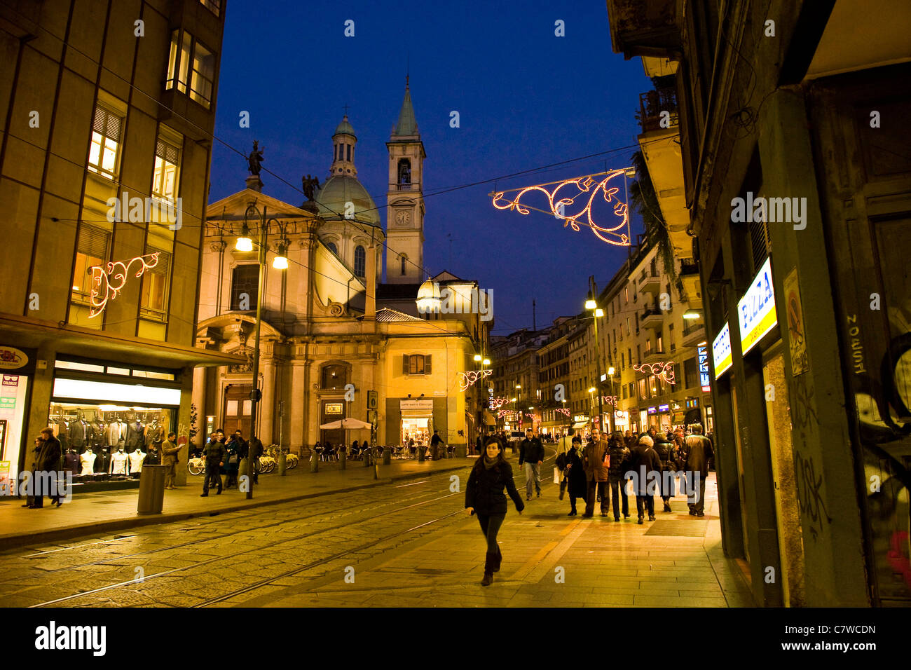 L'Italia, Lombardia, Milano, Via Torino al tempo di Natale e la chiesa di San Giorgio Foto Stock