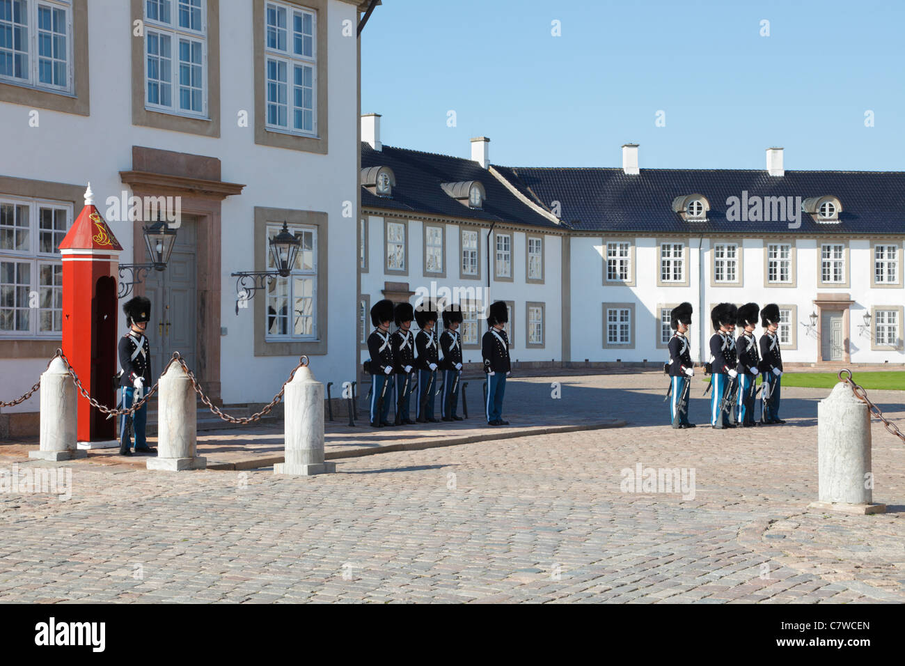 Cambio della guardia, la Royal Danish Life Guards al Palazzo Fredensborg vicino a Copenhagen, Danimarca. Slot Fredensborg. Foto Stock