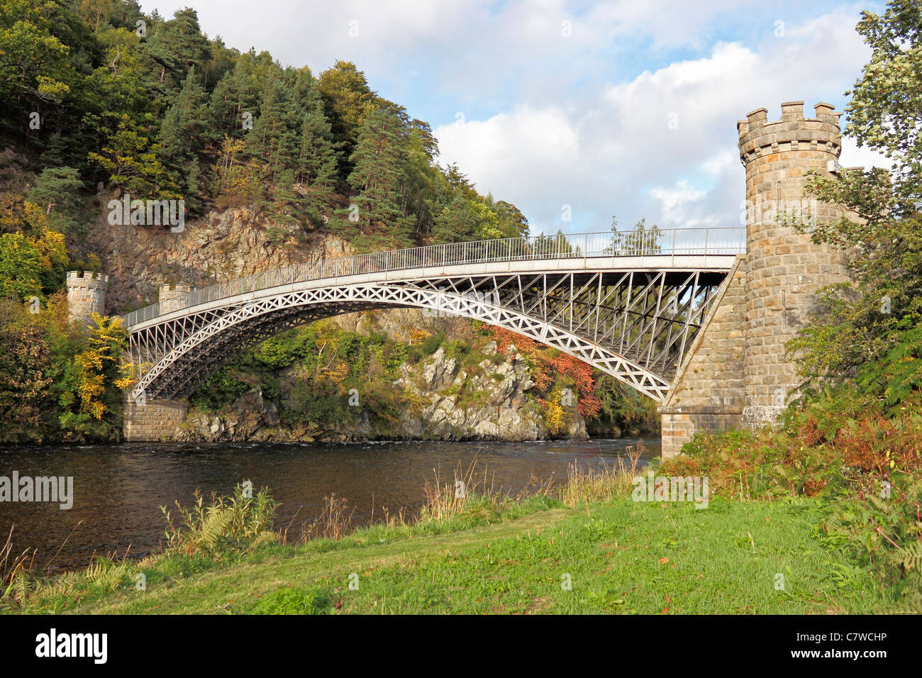 Craigellachie Bridge visto da sud-ovest sulla banca del sud Foto Stock
