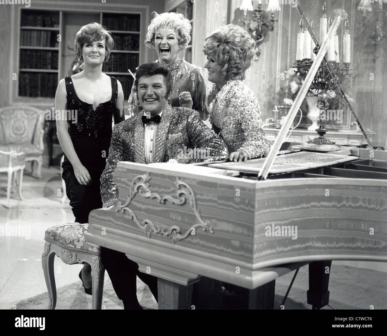LIBERACE noi intrattenitore con raffiche sul suo noi TV show nel 1969. Da sinistra: Millicent Martin, Phyllis Diller, polveroso Springfield Foto Stock