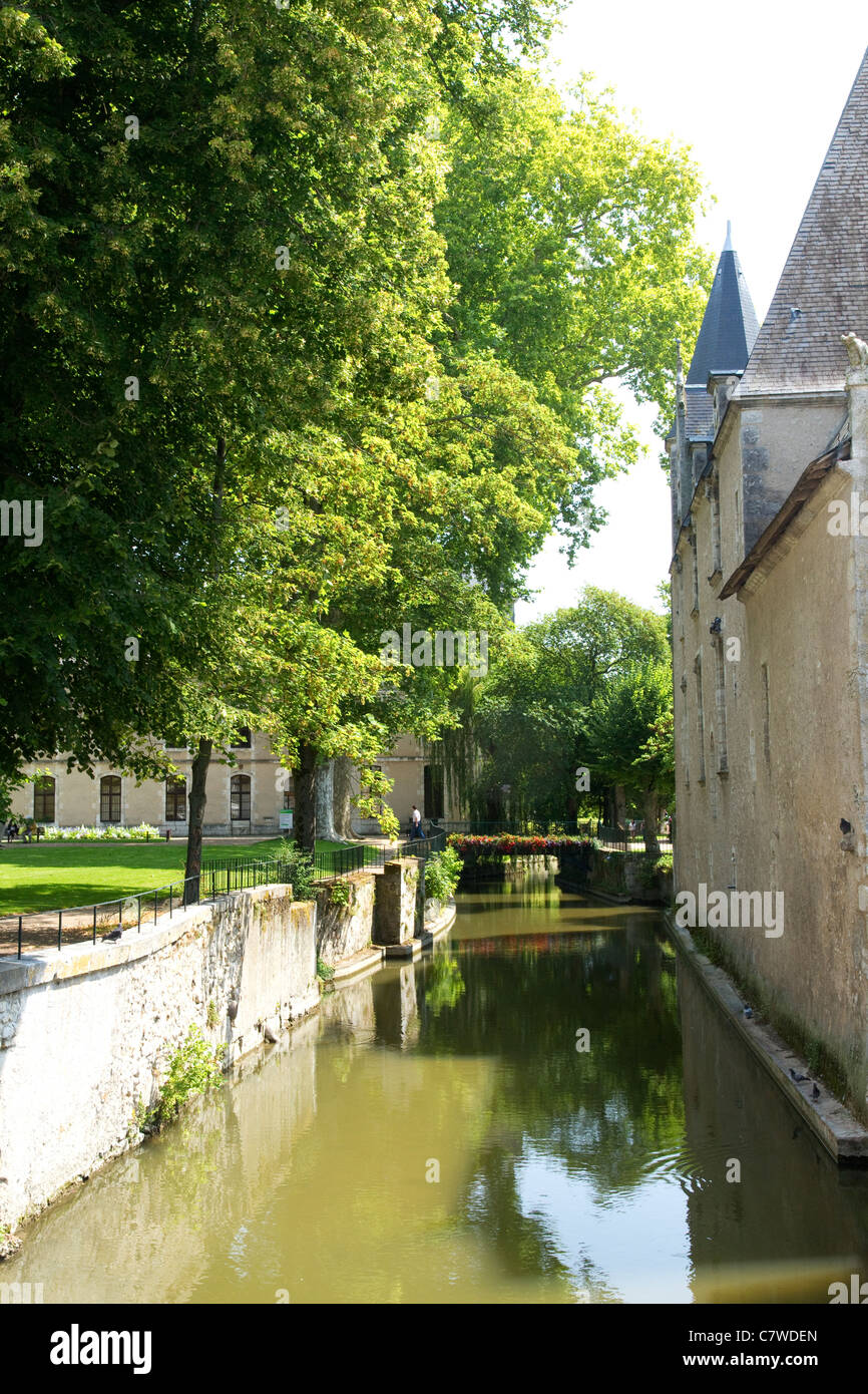 Il fiume Loir in thew città di Vendome Francia Foto Stock