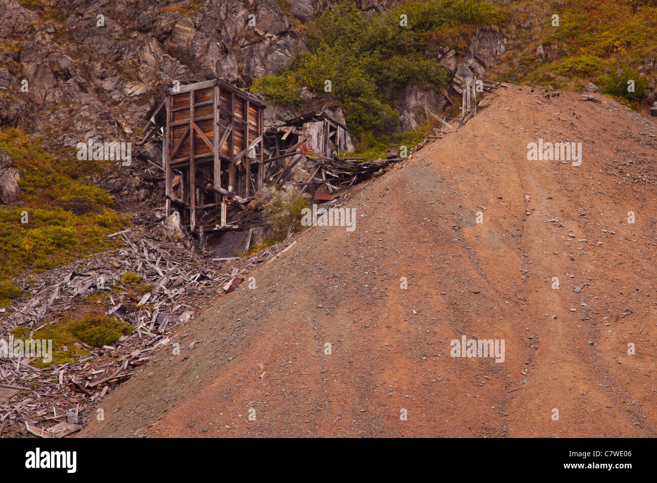 HATCHER PASS, Alaska, Stati Uniti d'America - miniera abbandonata sul fianco della montagna con il recupero. Foto Stock