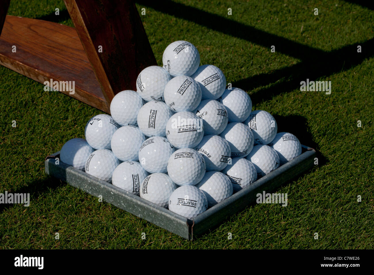 Piramide di palline da golf in un campo da golf driving range pratica Foto  stock - Alamy