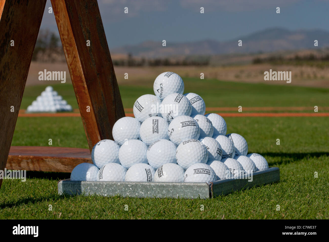 Piramide di palline da golf in un campo da golf driving range pratica Foto  stock - Alamy