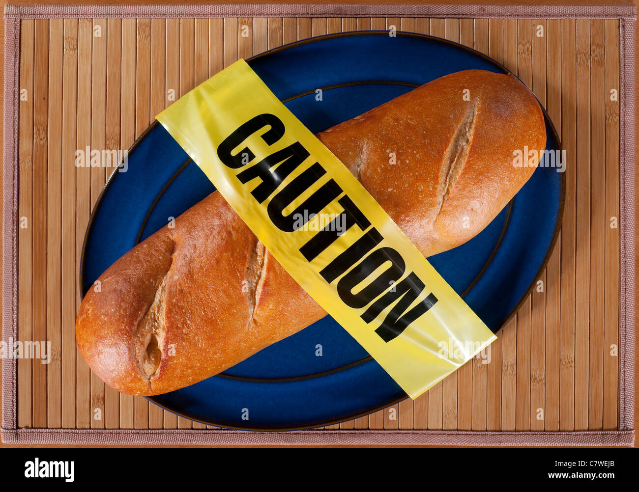 Filone di pane francese drappeggiati in nastro di avvertenza Foto Stock
