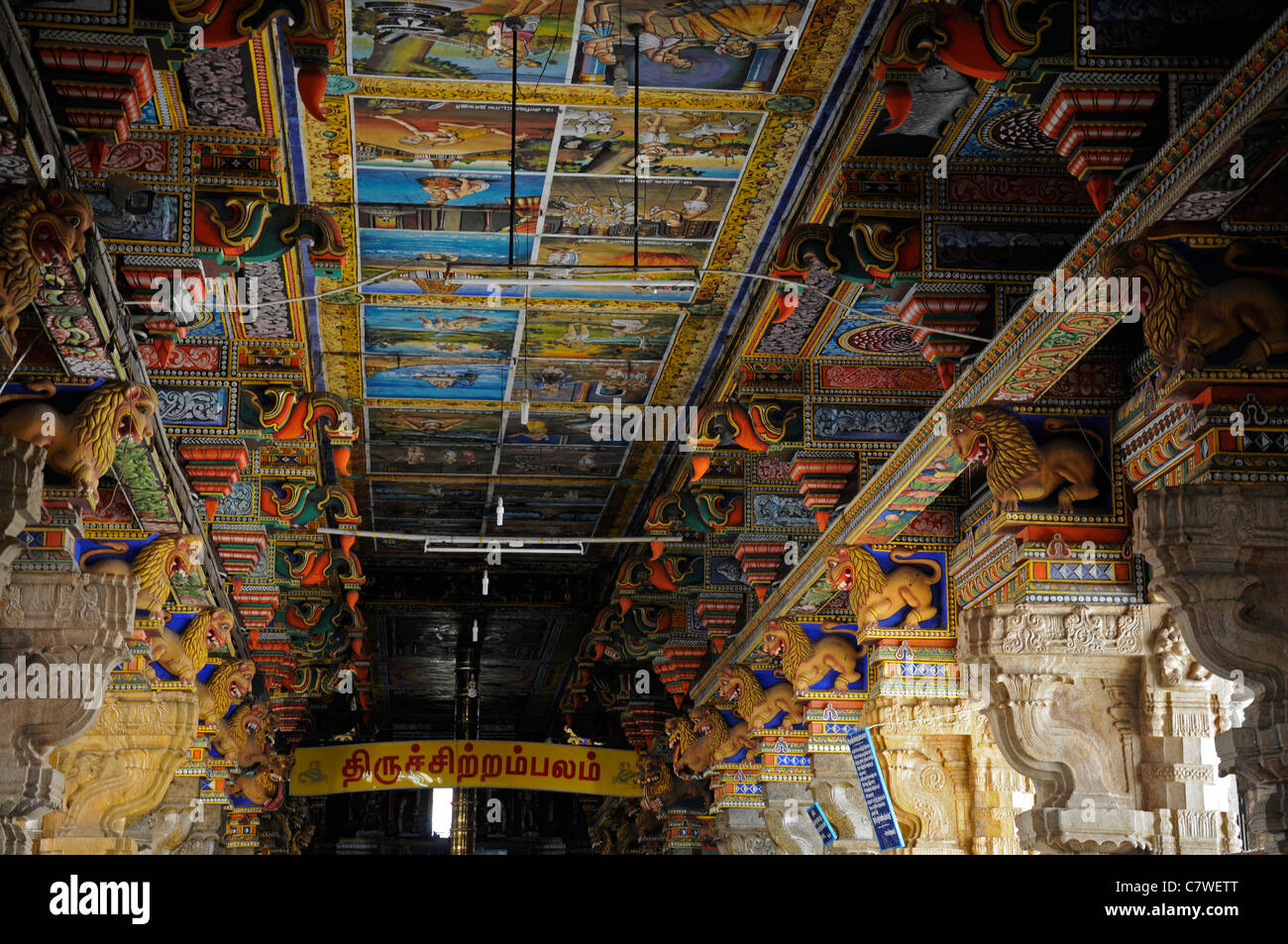 Pilastri hall soffitto dipinto sculture artistiche dravidico Patteeswara Perur Swamy temple Coimbatore Tamil Nadu India interno Foto Stock