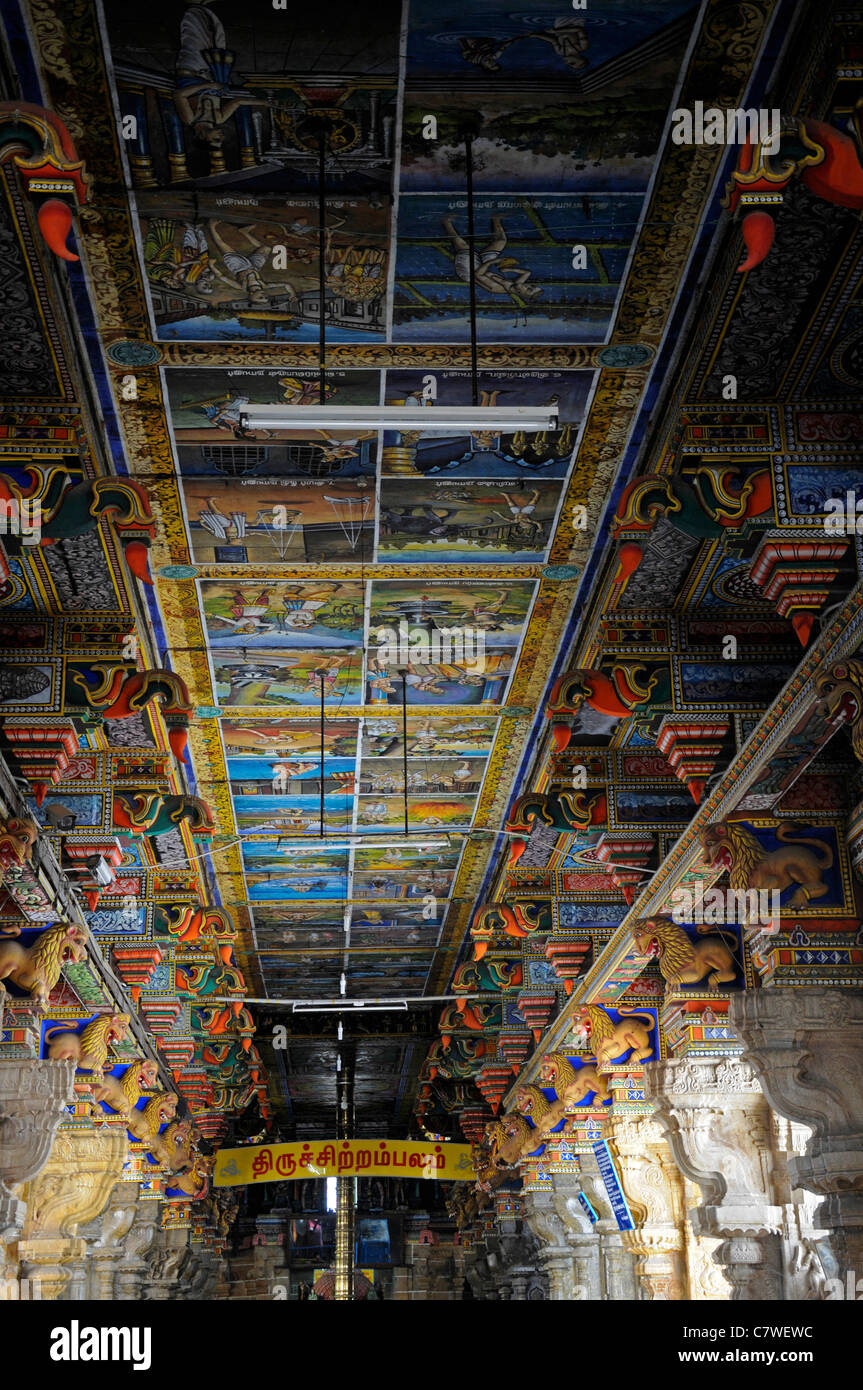 Pilastri hall soffitto dipinto sculture artistiche dravidico Patteeswara Perur Swamy temple Coimbatore Tamil Nadu India interno Foto Stock