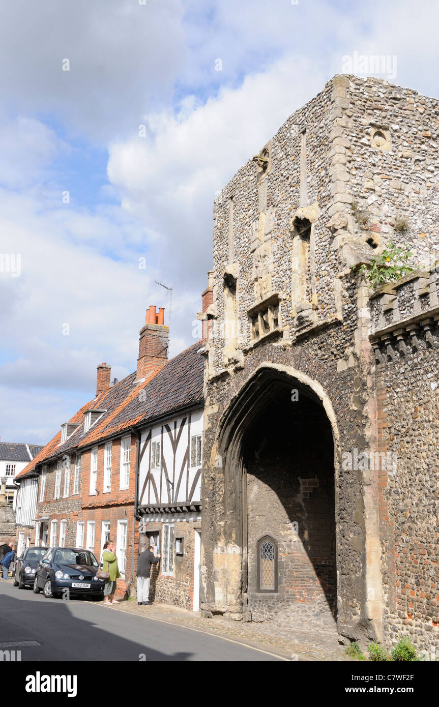 Little Walsingham Village Center, mostrando l'arco d'ingresso all'Abbazia motivi, Norfolk, Regno Unito, Settembre 2011 Foto Stock