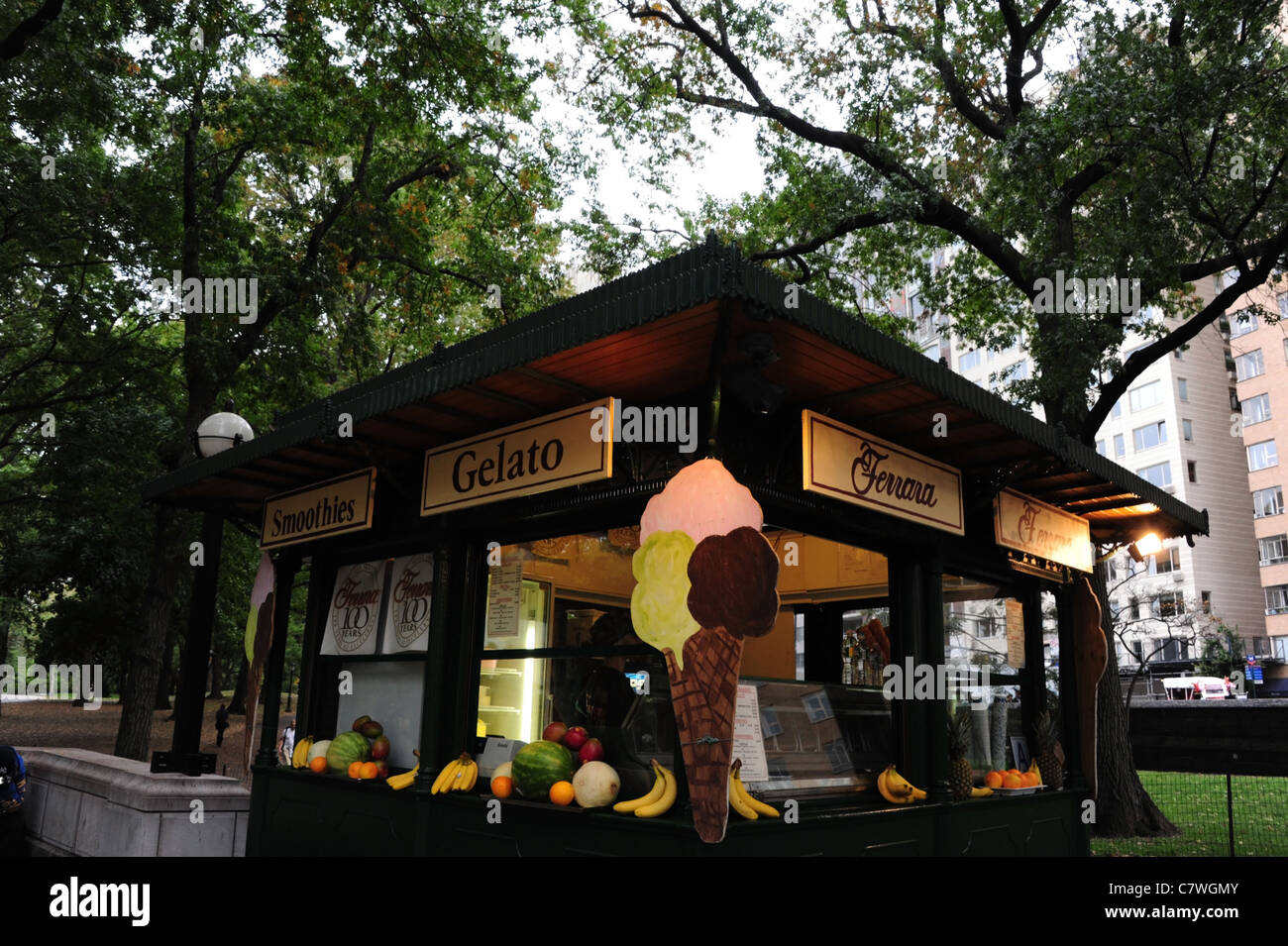 Ferrara Cafe gelato chiosco, con angolo di parete illuminata 3 cono convogliatore di cut-out, mercanti Plaza Gate, al Central Park di New York Foto Stock Ferrara Cafe gelato chiosco, con angolo di parete illuminata 3 cono convogliatore di cut-out, mercanti Plaza Gate, al Central Park di New York Foto Stock