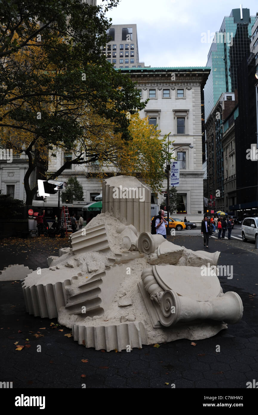 Wet pomeriggio autunnale ritratto di Ryan Gander 'Happy Prince' rovinare la scultura, Doris C.Freedman Plaza, Central Park South, New York Foto Stock