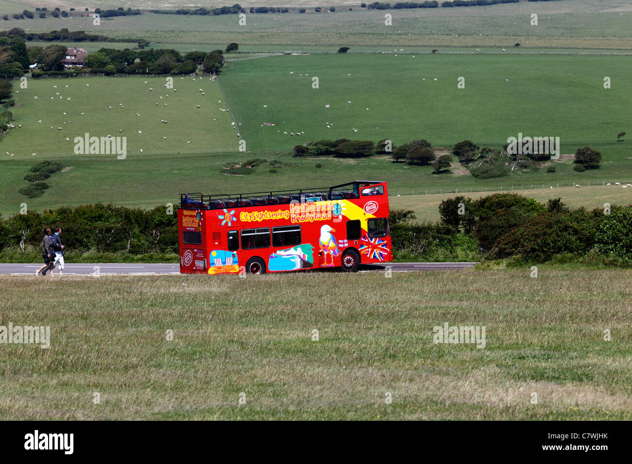 Eastbourne and Beachy Head scoperto double decker sightseeing bus tour vicino a Beachy Head , East Sussex , Inghilterra Foto Stock
