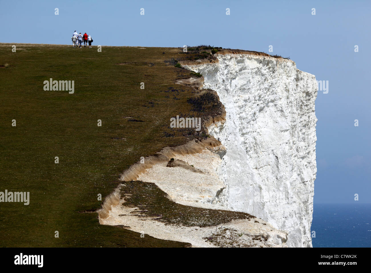 Gli escursionisti a piedi lungo South Downs modo percorso costa vicino a Beachy Head, vicino a Eastbourne, East Sussex , Inghilterra Foto Stock
