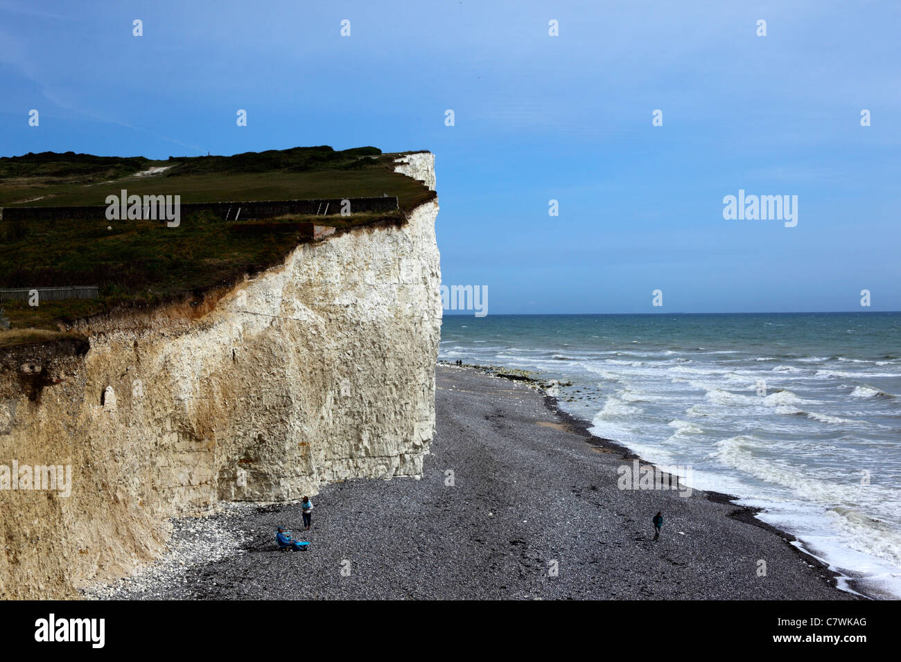 La gente sulla spiaggia sottostante chalk scogliere a Birling Gap , vicino a Eastbourne , East Sussex , Inghilterra Foto Stock