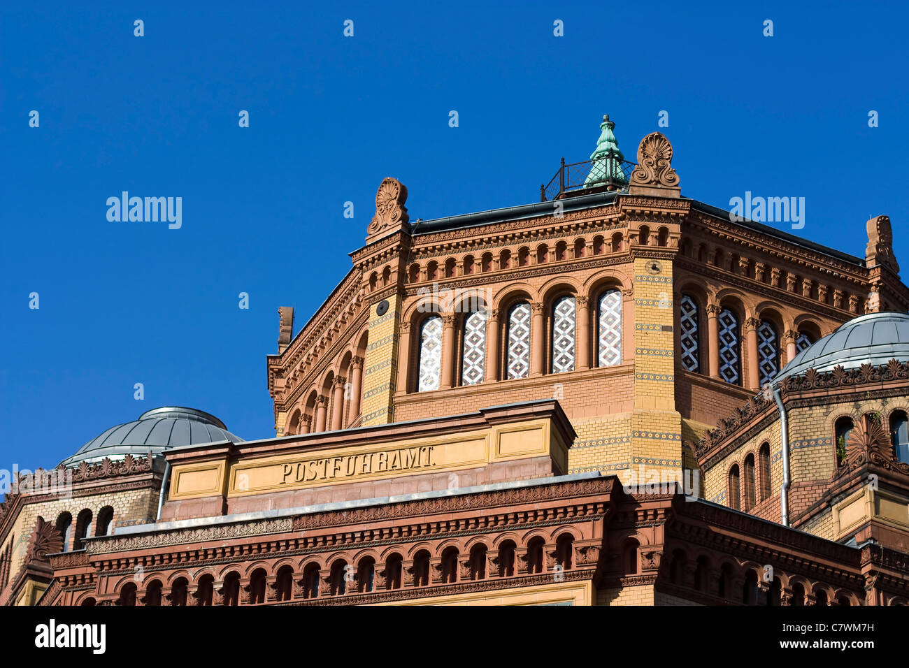 Immagine del vecchio post fatti da mattoni in Berlin Oranienburger Strasse con cielo blu in ottobre 2010. Foto Stock