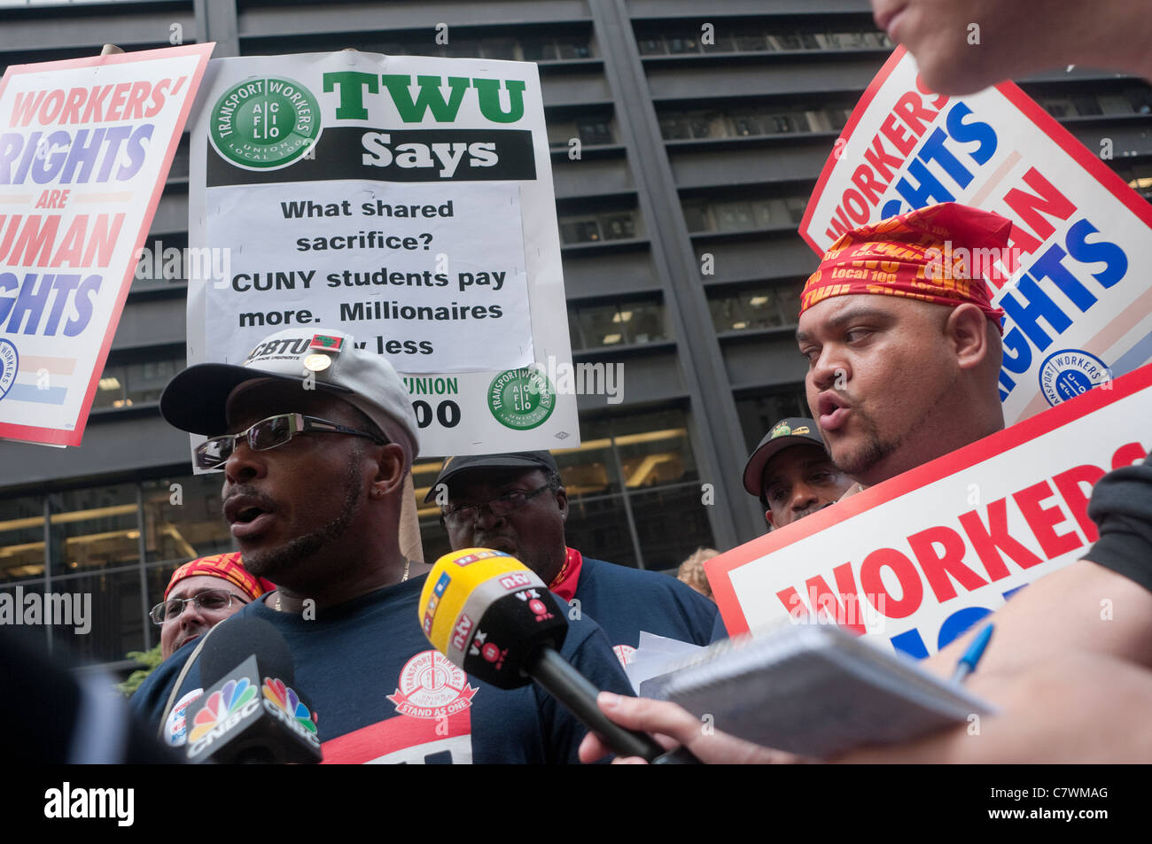 I membri dei Lavoratori del Trasporto Unione unire Anti Wall Street manifestanti di Zuccotti Park Foto Stock