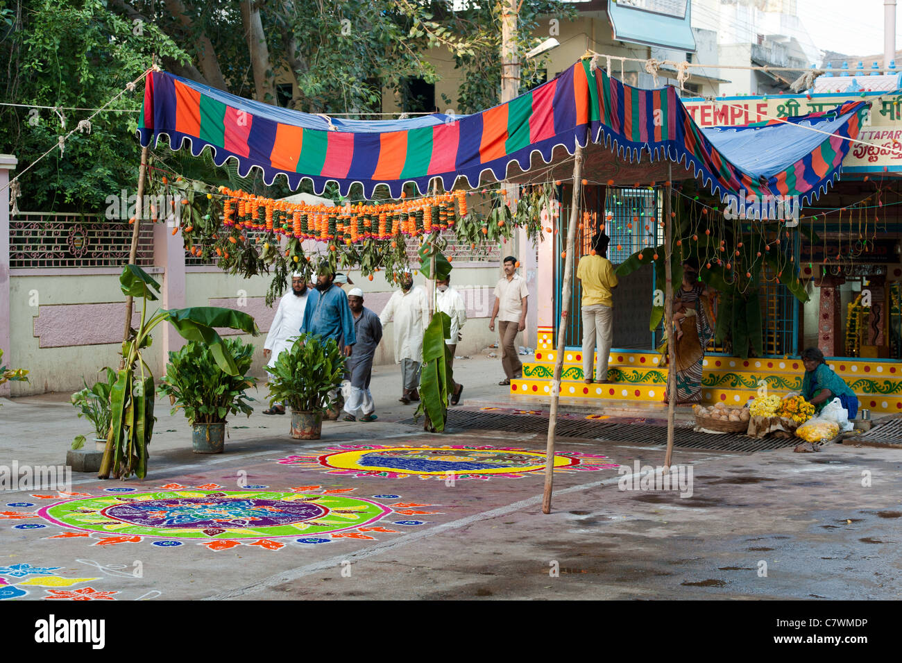 Rangoli design su un Indiano street al di fuori di un tempio indù durante il festival di Dasara. Puttaparthi, Andhra Pradesh, India Foto Stock