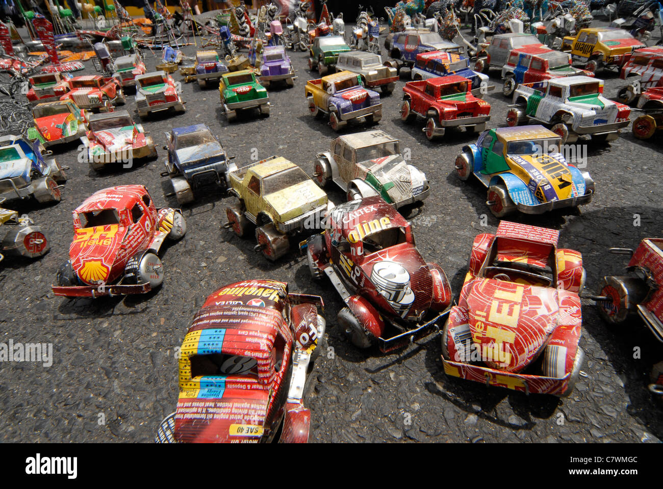 Toy Cars realizzate dalle vecchie lattine di olio, in vendita a Cape Town, Sud Africa. Foto Stock