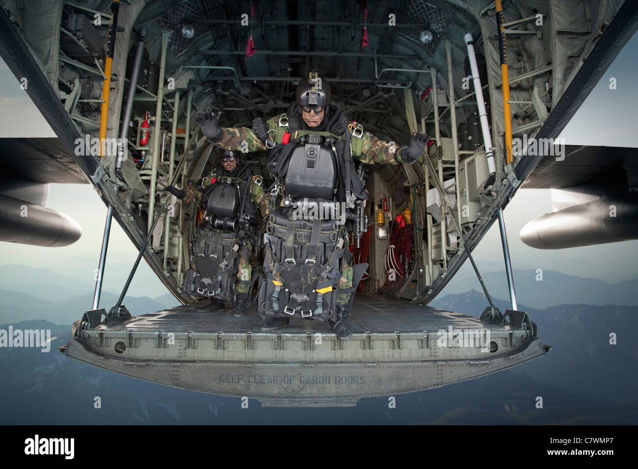 Stati Uniti Navy SEAL subacqueo di combattimento si prepara per HALO operazioni di salto da un C-130 Hercules. Foto Stock
