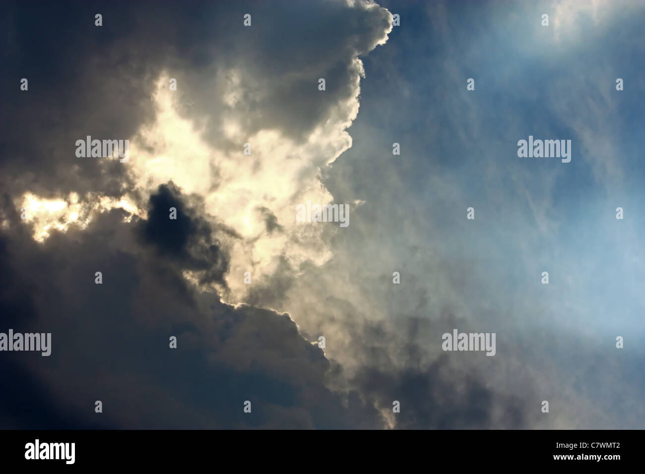 Cielo azzurro coperto da nuvole prima della tempesta Foto Stock
