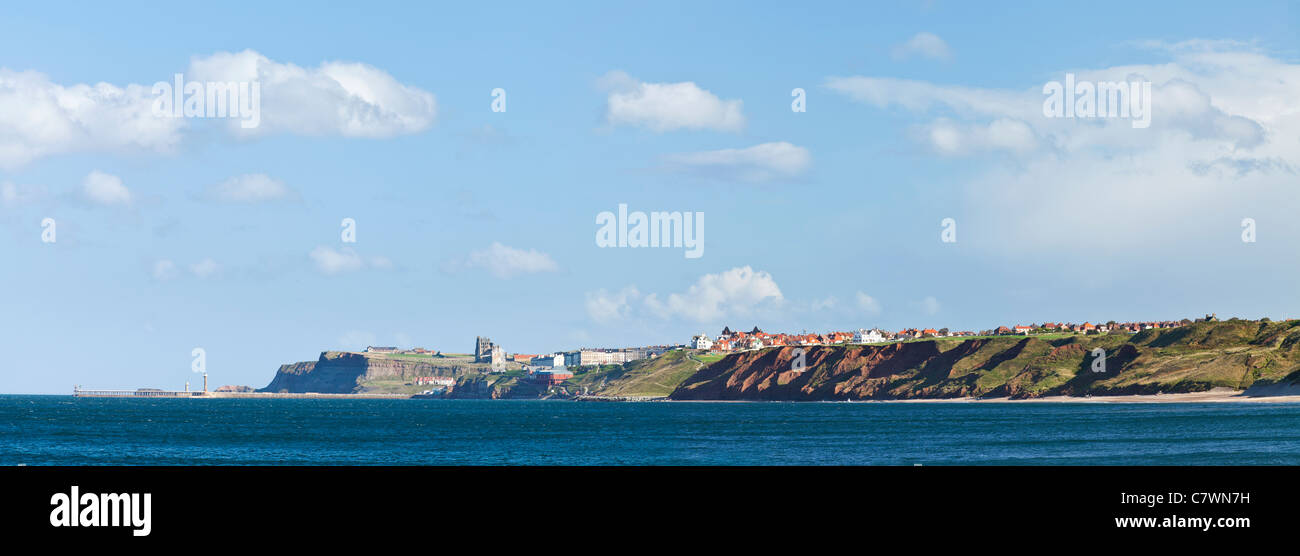 Vista di Whitby da Sandsend, North Yorkshire. Foto Stock