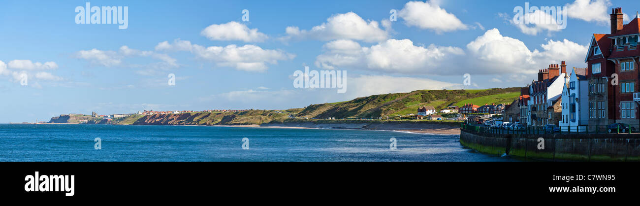 Vista di Whitby da Sandsend, North Yorkshire. Foto Stock